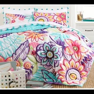 Pottery Barn Teen Queen/Full Quilt and Shams